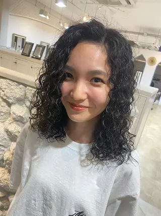 ミディアム パーマ 饒平名 知也のヘアスタイル