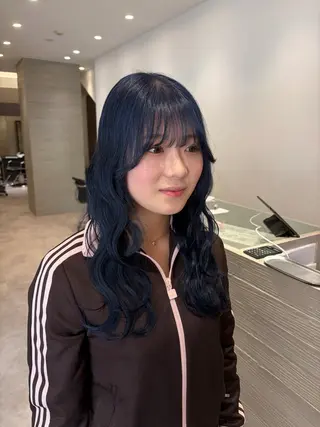 ロング カラー サキ🤍ハイトーン 🩰くびれ巻きヘアのヘアスタイル