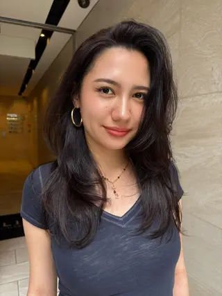 セミロング カラー 海外レイヤー/赤み 消しカラー/上原聖奈のヘアスタイル