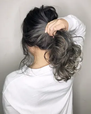 ロング カラー Tee’s ケアブリ ーチ ハイライトのヘアスタイル