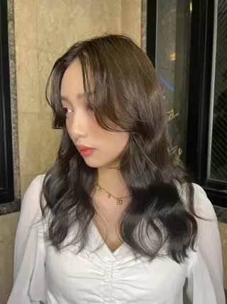 セミロング カラー 🌟小顔レイヤー× 赤み消し透明感カラーのヘアスタイル