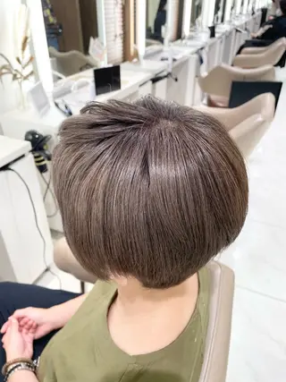 ショート カラー 清藤綾/脱白髪染め 白髪ぼかしハイライトのヘアスタイル