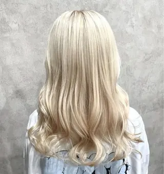 セミロング 🍑🧋ハイトーン 暖色カラーlucaのヘアスタイル