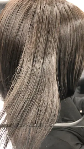 ミディアム ハイトーン×レイヤー カットTAKUMIのヘアスタイル