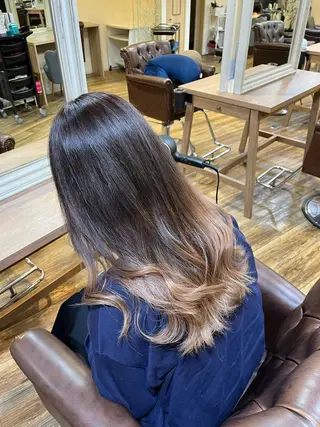 ロング カラー 藤野 友杏那のヘアスタイル