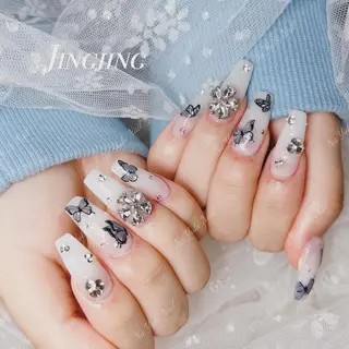 ネイル 🦋 Queenieのネイルデザイン