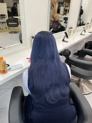 ロング 寒色/ベージュヘア ブリーチありMiOのヘアスタイル