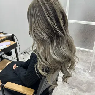 ロング 岸下 理緒のヘアスタイル