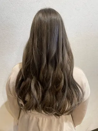 カラー 岡村 真子のヘアスタイル