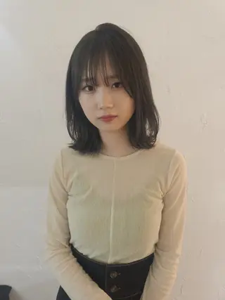 ミディアム カラー ヘアアレンジ mina / 透明感ベージュカラーのヘアスタイル