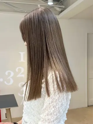 ロング HIKARI ブリーチ/ハイトーンのヘアスタイル