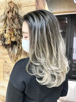 ミディアム 白髪ぼかしハイライト バレイヤージュヤマトのヘアスタイル