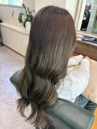 ロング カラー 安谷屋 こはるのヘアスタイル