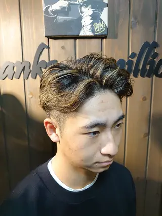 カラー メンズ ショート サンフラット所属・岡林 選のヘアスタイル