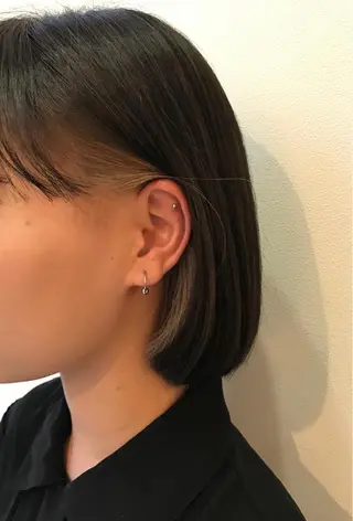 ショート カラー 岡本 智次のヘアスタイル