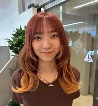 セミロング カラー momo/レイヤー /デザインカラーのヘアスタイル