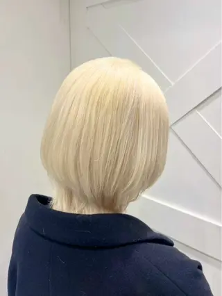 セミロング ハイトーンカラー シールエクステのヘアスタイル