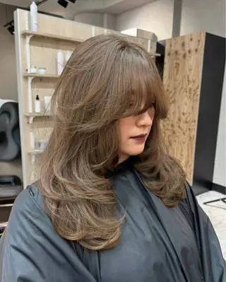 セミロング karin🪩海外風 バタフライカットのヘアスタイル