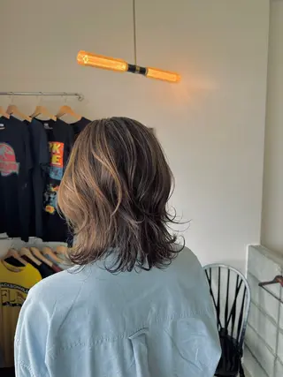 ミディアム カラー 岩村 夏姫のヘアスタイル