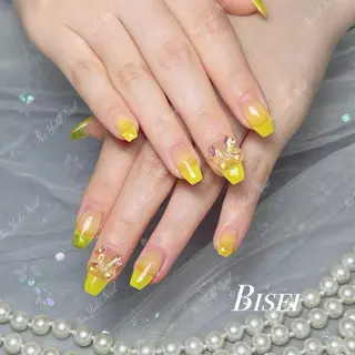 ネイル 🦋 Queenieのネイルデザイン