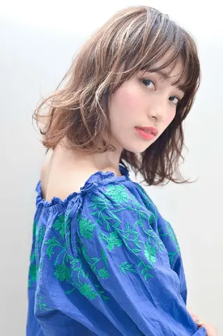 ミディアム カラー 三好 麻美のヘアスタイル