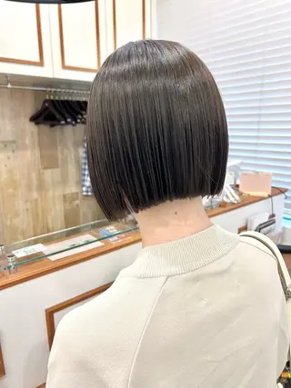 ショート カラー ぱつっとボブ/ 小野あかねのヘアスタイル