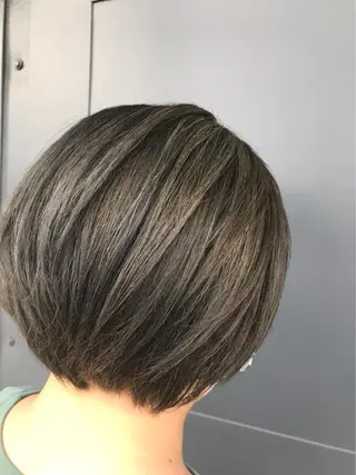 ショート カラー 長谷川 沙紀のヘアスタイル
