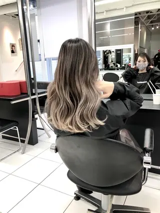 ロング 白髪ぼかしモデル募集 赤岡翔太のヘアスタイル