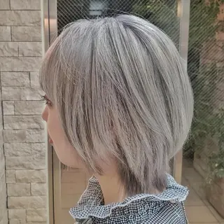 ショート カラー 艶髪✨ハイトーン ✨ホワイト✨北宗一郎のヘアスタイル