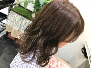 セミロング カラー 清藤綾/脱白髪染め 白髪ぼかしハイライトのヘアスタイル