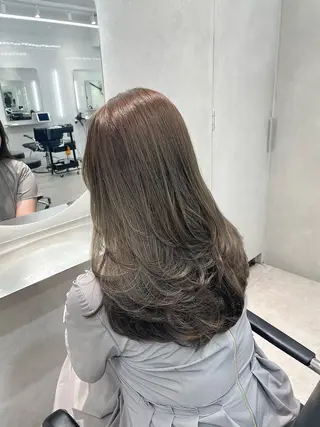 ロング ハイトーン デザインカラーのヘアスタイル