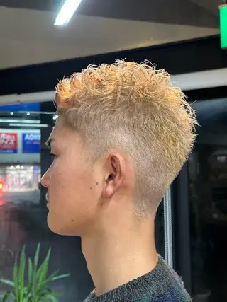 カラー メンズ arika オケシ　リョウダイのヘアスタイル