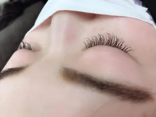 マツエク・マツパ レイヤーカット✖️ 柔らかベージュカラーのヘアスタイル