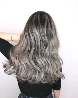 ロング 手島 カミラのヘアスタイル