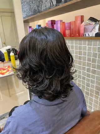 ミディアム パーマ 立川・くびれミディ 旬なデザインカラーのヘアスタイル