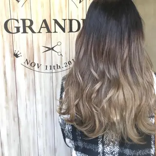 ロング カラー GRANDE アオキのヘアスタイル