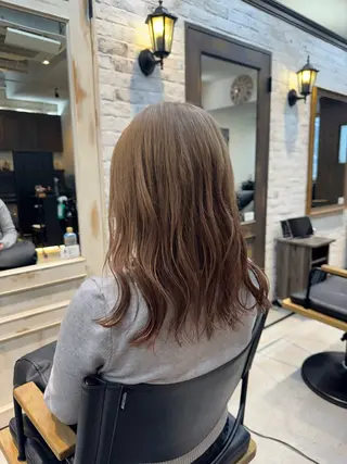 ミディアム カラー 西出 茉燦のヘアスタイル