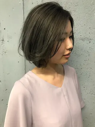 カラー 顔まわりレイヤー デザインカットのヘアスタイル