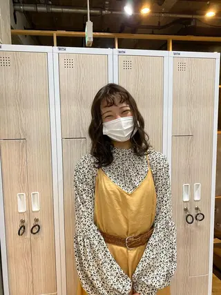 ミディアム 茜璃/ブリーチカラー /レイヤーカットのヘアスタイル