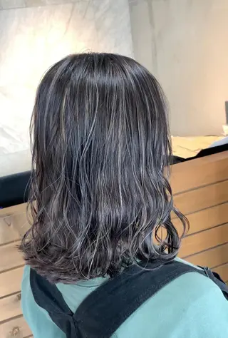ミディアム カラー リサ tonieのヘアスタイル