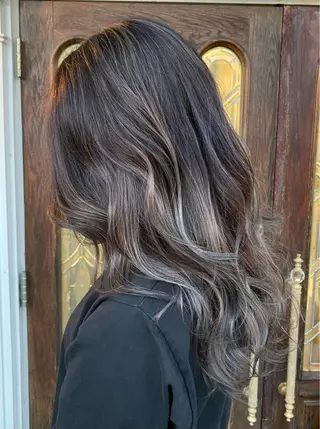 ロング カラー 山西 真琴のヘアスタイル