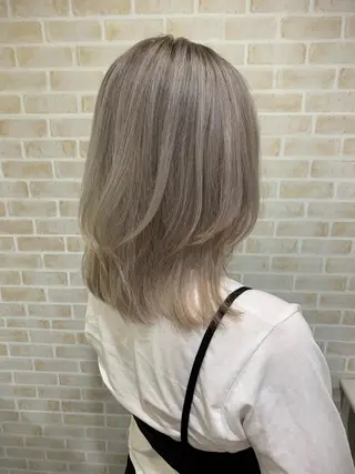 ミディアム カラー 薄田 珠美のヘアスタイル