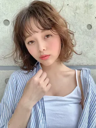 ミディアム カラー レイヤーカット 透明感カラーのヘアスタイル