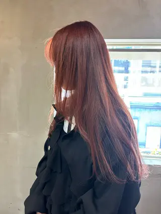 ロング カラー 艶ブリーチカラー 美髪ストレートのヘアスタイル