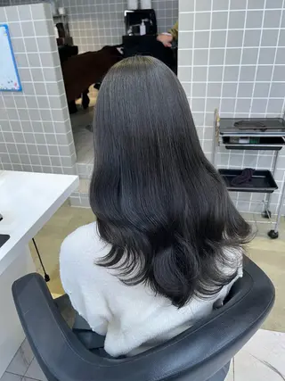 ロング 寒色/ベージュヘア ブリーチありMiOのヘアスタイル