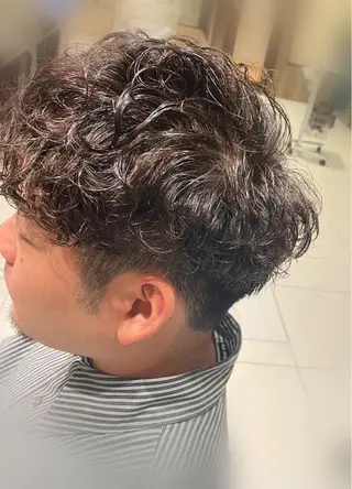 ショート パーマ メンズ 岡田 駿也のヘアスタイル