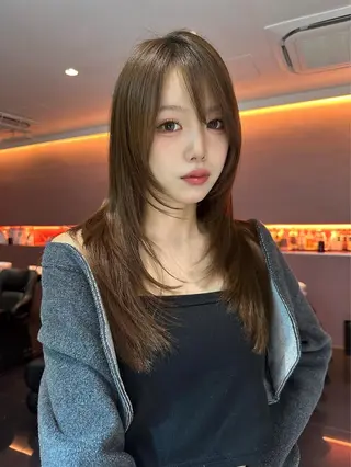 ロング カラー レイヤーカット 透明感カラーのヘアスタイル