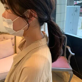 ロング SAKINO． ベージュカラーのヘアスタイル