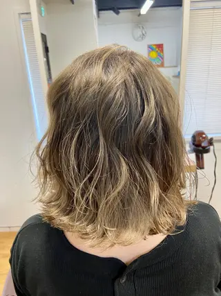 ミディアム カラー 小山 明菜のヘアスタイル