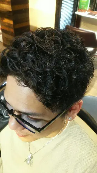 メンズ パーマ ショート 鈴木 英治のヘアスタイル